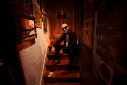 Durante años el musico estuvo ligado a bandas de rock y hard rock, hasta que decidió incursionar como solista.