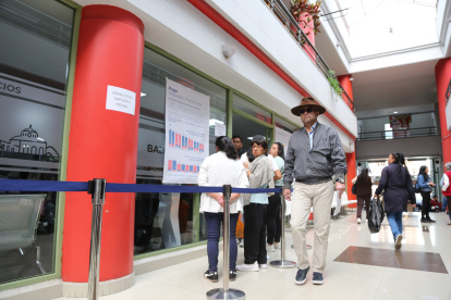 Al Centro Comercial La Manzana llegan cientos de contribuyentes que tienen dudas sobre el cobro de la CEM o del impuesto predial.