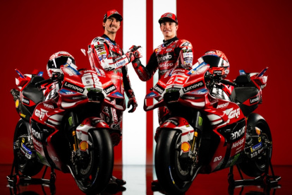La nueva Ducati GP26 con la que Márquez (d) buscará revalidar el título.