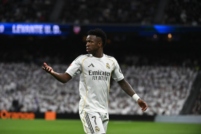 El futbolista del Real Madrid Vinicius Jr. protesta durante el partido de Liga que el Real Madrid y el Levante.