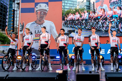 Jhonatan Narváez (i) es el campeón defensor del Tour Down Under.