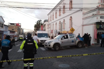 En Otavalo se registró un doble crimen en un local del centro.