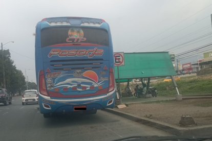 Los buses interprovinciales e intercantonales ya no pueden recoger ni dejar pasajeros en los pasos peatonales de la vía a la costa.