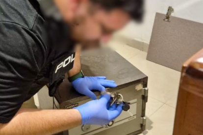 Agente policial abre caja fuerte durante allanamiento en el caso Fachada.