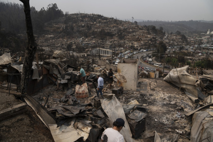 Fotoa que muestra varias viviendas afectadas este lunes, tras un incendio forestal en la localidad de Lirquén, a 17 Kilómetros de distancia de la ciudad de Concepción, en la región del Biobío (Chile).