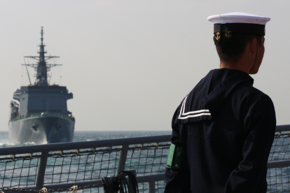 Referencial.Un buque de la Armada francesa durante operativo en altamar donde se incautaron cinco toneladas de cocaína.