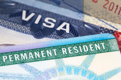 Estados Unidos actualizó los requisitos para obtener la residencia permanente mediante el matrimonio.
