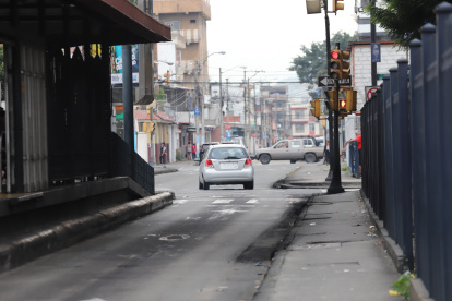 Las placas de identificación vehicular permiten detectar a los conductores que cometen infracciones como la invasión del carril exclusivo de Metrovía en Guayaquil.