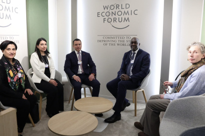 El presidente Daniel Noboa (centro) se reunió con Makhtar Diop, director Gerente de la Corporación Financiera Internacional (IFC) del Grupo Banco Mundial.