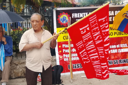 Julio Palacios uno de los jubilados que participan en los plantones de todos los martes.