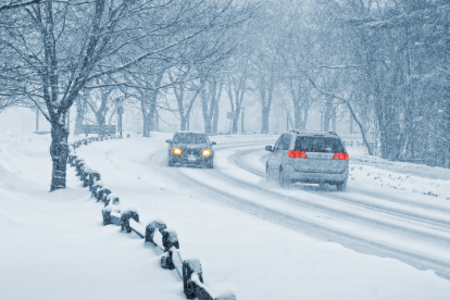 Referencial. Vehículos avanzan con dificultad entre la intensa nevada, mientras una tormenta invernal amenaza con hielo y condiciones peligrosas en EE.UU.