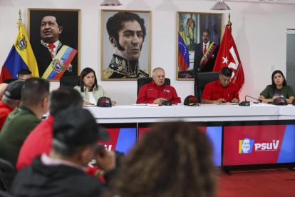 Ministro Diosdado Cabello (c) hablando durante una rueda de prensa este lunes, en Caracas (Venezuela).