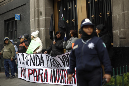 Personas sostienen una pancarta durante una protesta frente a la Suprema Corte de Justicia, en Ciudad de México (México).