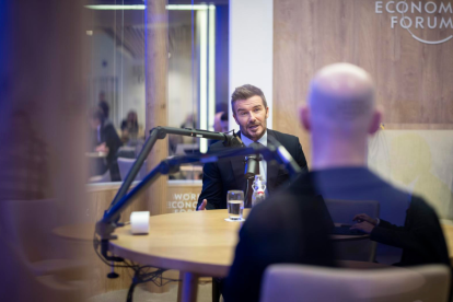 El exfutbolista inglés David Beckham habla en una cabina de pódcast durante la 56.ª edición del Foro Económico Mundial (WEF) en Davos, Suiza, el 20 de enero de 2026.
