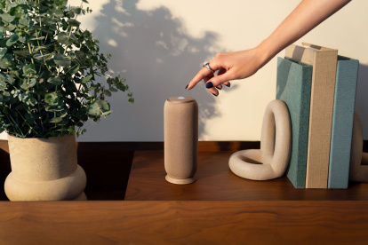 El moto sound flow marca el debut de Motorola en el audio portátil, con sonido Sound by Bose, diseño premium en colores Pantone y tecnología UWB que hace que la música se mueva contigo.