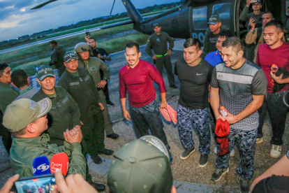 Director general de la Policía de Colombia, William Oswaldo Rincón Zambrano (i), recibe a un grupo de policías luego de ser liberados (Colombia).