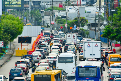 La avenida Juan Tanca Marengo se reduce a dos carriles, hacia la derecha, pasando la avenida Las Aguas.