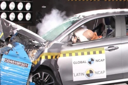 Con los nuevos protocolos, se evaluará la seguridad de los adultos en la fila trasera, lo que impulsará mejoras en cinturones con pretensores y limitadores de carga.