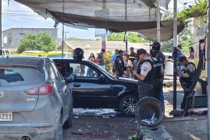 Elementos de la Policía Nacional levantan evidencias del lugar de la escena del crimen.