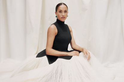 Meghan Markle incluye esta silueta para su estilo contemporáneo, apostando por prendas con este diseño en tonos neutros y tejidos frescos