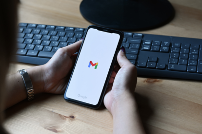 Gmail incorpora inteligencia artificial para resumir correos y priorizar tareas en la bandeja de entrada.