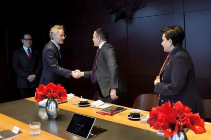 Daniel Noboa estrecha la mano de Alex Karp, CEO de Palantir, durante su encuentro en Davos para impulsar cooperación tecnológica.