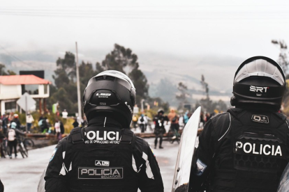 Agentes del Grupo de Operaciones Motorizadas resguardan el ingreso a una zona de alta tensión en Imbabura, durante un operativo para garantizar el libre tránsito y la seguridad ciudadana.