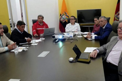 Autoridades del Metro de Quito y miembros de la nueva veeduría ciudadana durante la primera reunión de coordinación del proceso de control social.