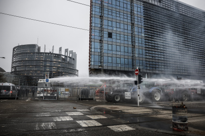 Agricultores de Francia y otros países europeos protestan por el acuerdo comercial con Mercosur.