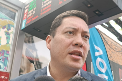 El alcalde de Cuenca, Cristian Zamora, ofrece declaraciones ante la prensa en un espacio urbano, mientras crece la preocupación ciudadana por el aumento de la violencia en la ciudad.