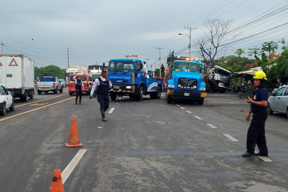 Equipos de emergencia atienden el siniestro registrado en la vía a Yaguachi, que dejó once personas heridas y una víctima mortal, mientras se investigan las causas del accidente.