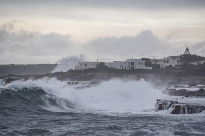 Oleaje en la costa cerca de la localidad menorquina de S"Algar, España, este martes 20 de enero de 2026.