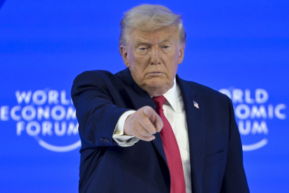 El presidente de EE.UU., Donald Trump, gesticula este miércoles tras su discurso especial en la 56ª reunión anual del Foro Económico Mundial en Davos (Suiza).