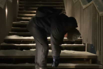 Una escena del video viral en el que ciudadanos de Groenlandia parodian con humor ácido el consumo de fentanilo en EE. UU., como crítica a la oferta de compra del territorio hecha por Donald Trump.