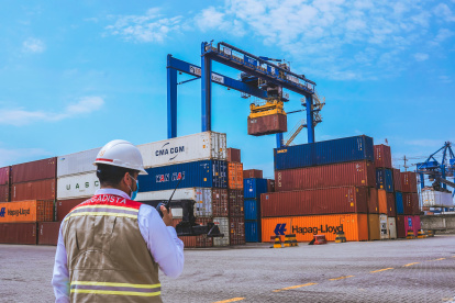 Actividad de comercio exterior en el puerto marítimo de Guayaquil.