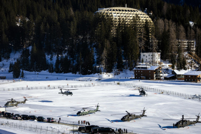 El helicóptero Marine One que lleva al presidente de EE.UU., Donald Trump,al llegar a la 56ª reunión anual del Foro Económico Mundial en Davos (Suiza).