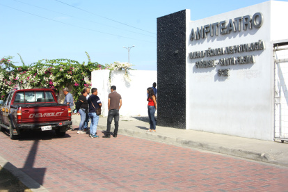 En el anfiteatro de Santa Elena los familiares de los desaparecidos de Pedro Carbo esperan la entrega de los cuerpos.
