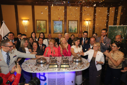 Momento en que la Bolsa de Valores de Guayaquil hace su centésimo toque de campana.