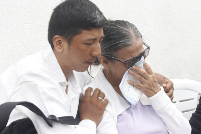 Rita Lucas recibe el consuelo de su otro hijo tras la muerte de Juan Gregorio Garcés Lucas.