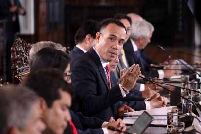 El presidente interino de Perú, José Jerí (c), en una fotografía de archivo.