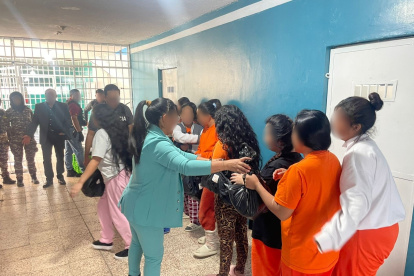 La resolución establece parámetros específicos para asegurar el acceso a insumos esenciales en los centros de rehabilitación social femeninos.