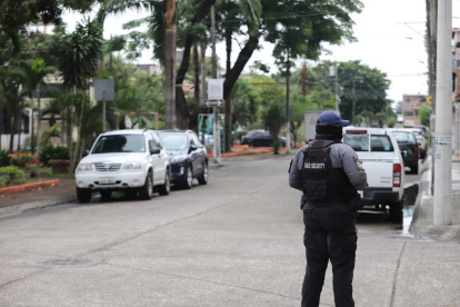 El guardia asignado a esta zona ronda cada manzana. Él reconoce los puntos más peligrosos de Urdenor 1.