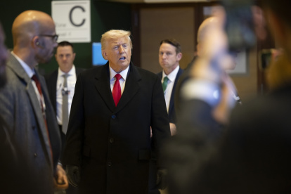 El presidente de Estados Unidos, Donald Trump, habla con los medios de comunicación.