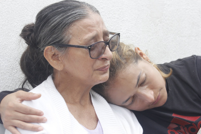 Rita Lucas recibe el consuelo de su otro hijo tras la muerte de Juan Gregorio Garcés Lucas.