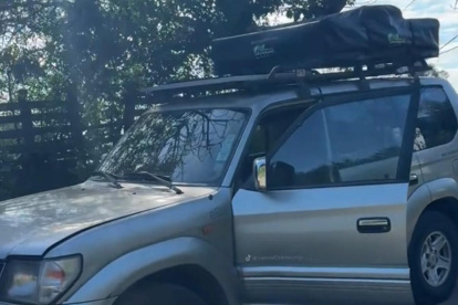 El vehículo de los influencers “Vamos Clamentina” quedó desvalijado mientras estaba estacionado en Pinsha.