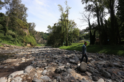 La comunidad se ha involucrado en mingas para la limpieza del río San Pedro, pese a ello es uno de los más contaminados de Quito.