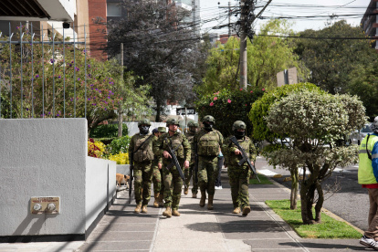 Seguridad. Militares recorrieron la González Suárez luego del hecho violento registrado.