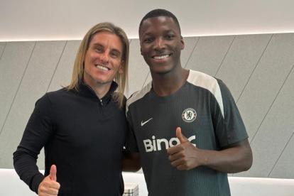 Sebastián Beccacece (i) observó a Niño Moi durante la victoria del Chelsea 1-0 ante Pafos por la Champions League.