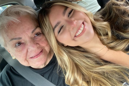 Rafaella con su querida abuena materna.