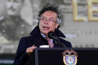 Petro advierte represalias tras arancel impuesto por Ecuador.